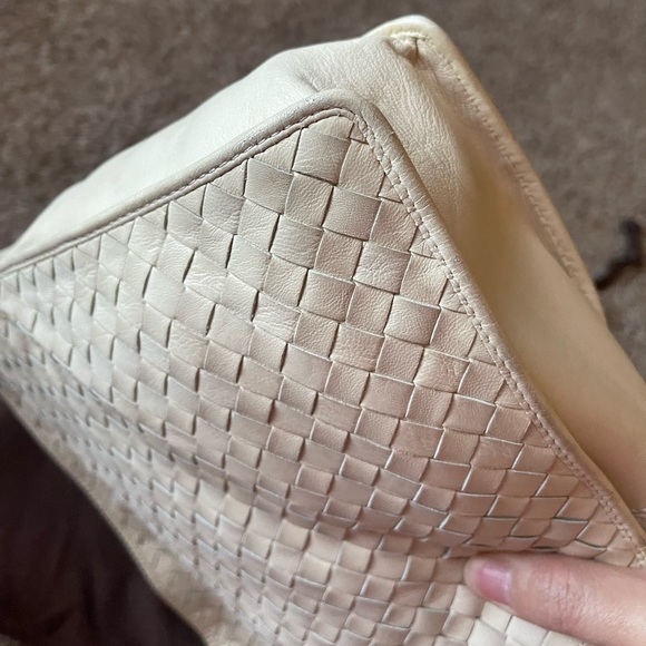 Bottega Veneta Cream Shoulder Bag - Picture 15 of 17